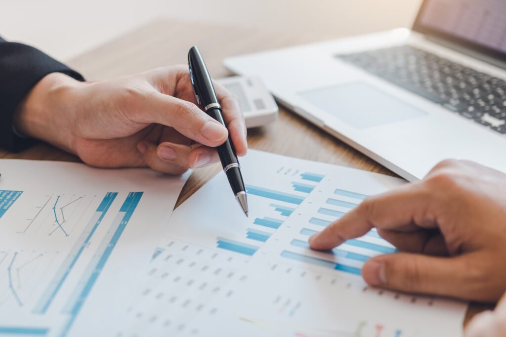 superávit fiscal: análisis de gráficos financieros en una oficina