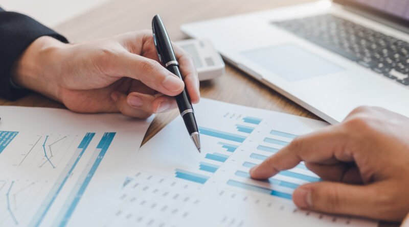 superávit fiscal: análisis de gráficos financieros en una oficina