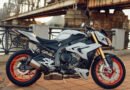 Suzuki Gixxer 250: moto deportiva naked estacionada en la calle