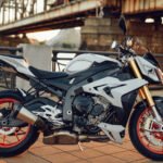 Suzuki Gixxer 250: moto deportiva naked estacionada en la calle