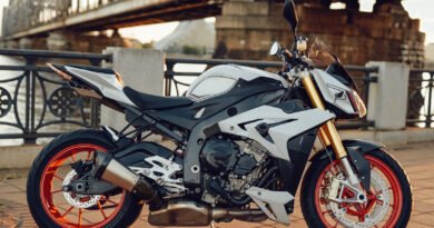 Suzuki Gixxer 250: moto deportiva naked estacionada en la calle