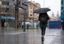 tormentas en Buenos Aires: persona con paraguas en una calle lluviosa