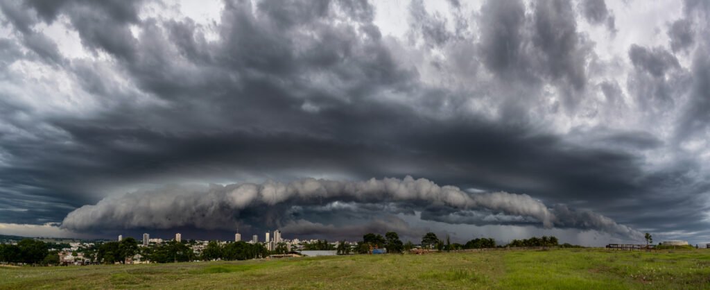 tormentas en el AMBA, nubes de tormenta sobre la ciudad