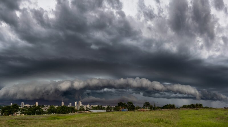 tormentas en el AMBA, nubes de tormenta sobre la ciudad