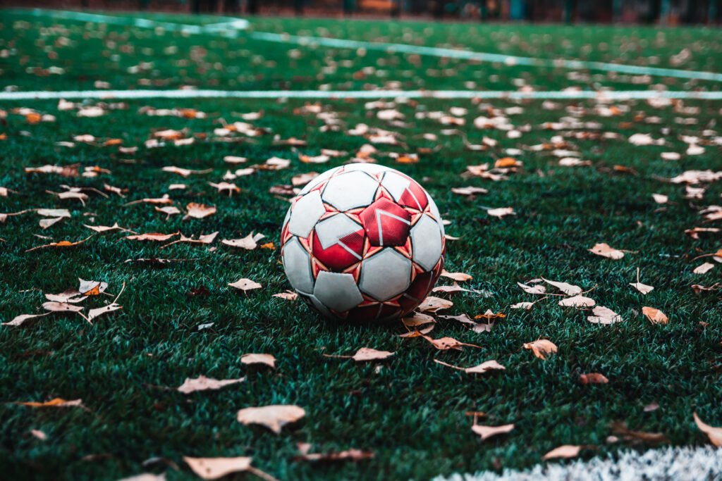 Torneo Clausura: pelota de fútbol sobre el césped