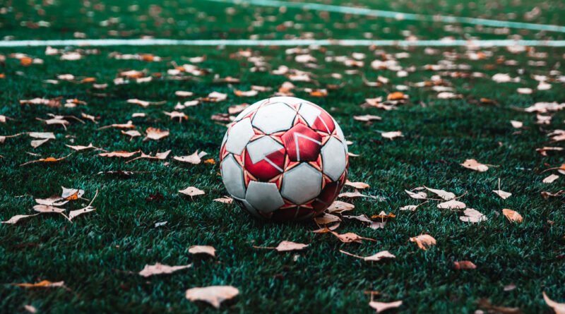 Torneo Clausura: pelota de fútbol sobre el césped