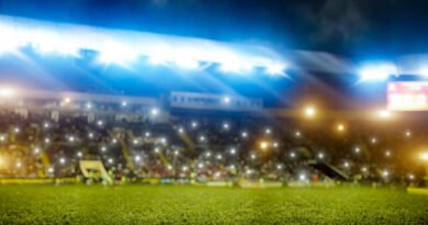 Torneo Clausura: tribunas con hinchas y luces en un estadio de noche