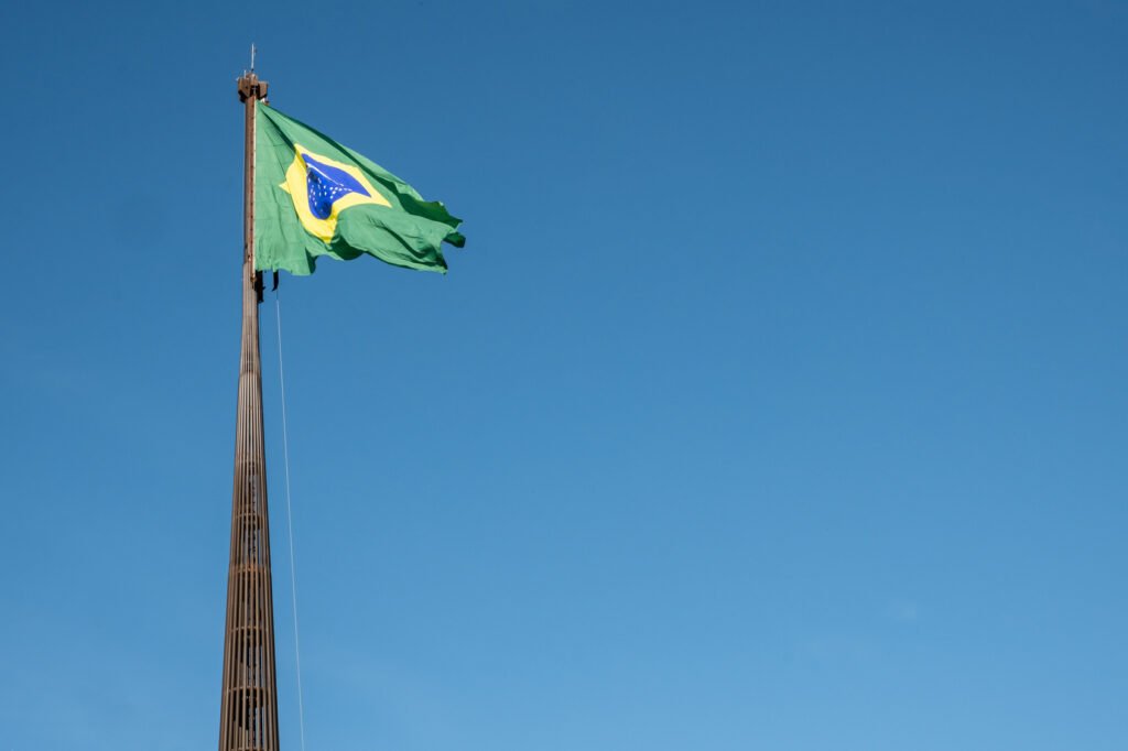 Triunfo de Lula: bandera de Brasil flameando contra el cielo