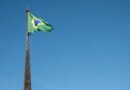 Triunfo de Lula: bandera de Brasil flameando contra el cielo