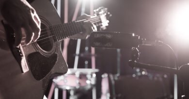 Unplugged de Charly García: micrófono de estudio y guitarra acústica