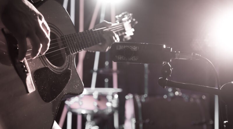Unplugged de Charly García: micrófono de estudio y guitarra acústica