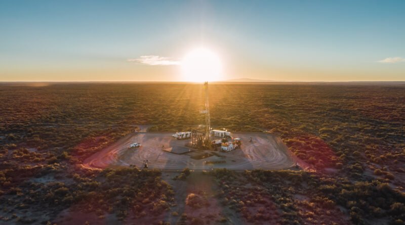 equipos de extracción petrolera al atardecer, Vaca Muerta