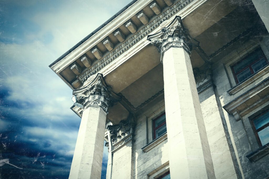 vacantes en la Corte: fachada de un palacio de justicia con columnas