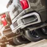 ventas de autos: hilera de pickups 0km nuevas a la venta