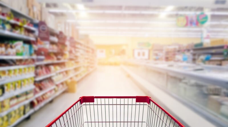 ventas en supermercados: góndola con carrito vacío