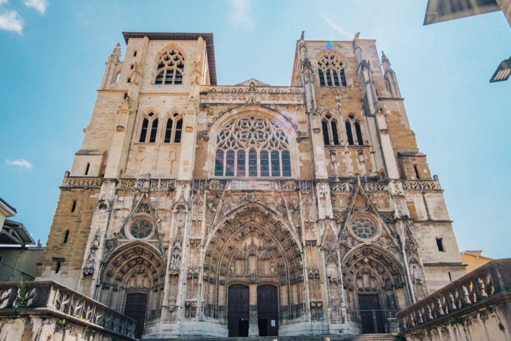 visita del Papa: fachada de una catedral con arquitectura gótica