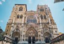 visita del Papa: fachada de una catedral con arquitectura gótica