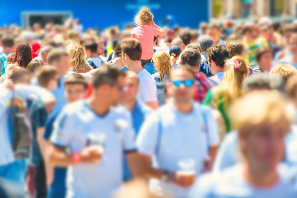visita del Papa: multitud de personas caminando por una calle de la ciudad