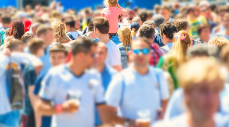 visita del Papa: multitud de personas caminando por una calle de la ciudad
