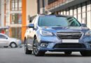Volkswagen baja precios: auto nuevo estacionado en una calle de la ciudad