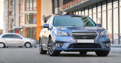 Volkswagen baja precios: auto nuevo estacionado en una calle de la ciudad