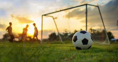 vuelta de la Promoción: partido de fútbol en una cancha al atardecer