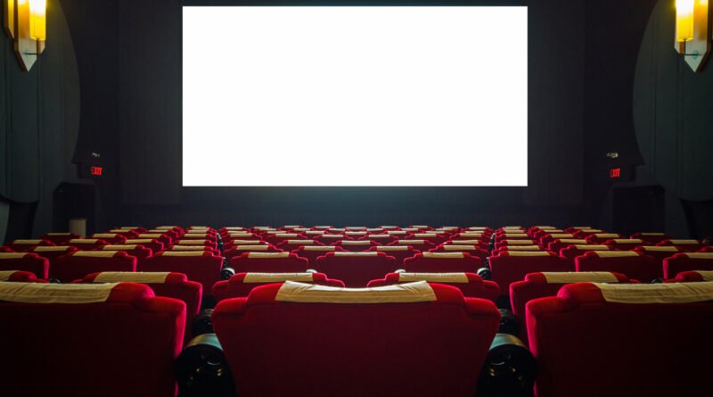sala de cine con butacas rojas y pantalla, Wanda Nara