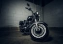 Yamaha en Argentina: motocicleta deportiva nueva sobre fondo oscuro