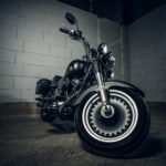 Yamaha en Argentina: motocicleta deportiva nueva sobre fondo oscuro
