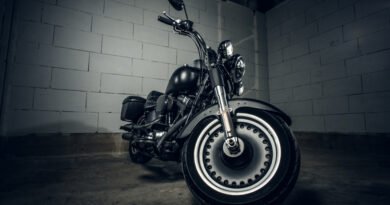 Yamaha en Argentina: motocicleta deportiva nueva sobre fondo oscuro