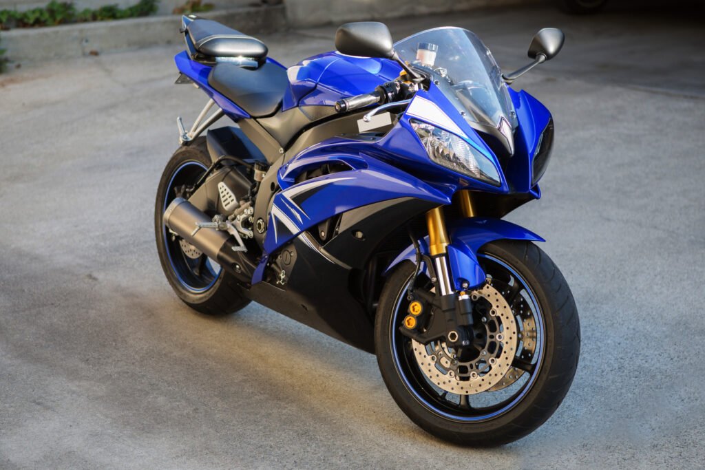 Yamaha Crypton Finn: moto azul vista de tres cuartos delantera en la ciudad