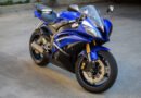 Yamaha Crypton Finn: moto azul vista de tres cuartos delantera en la ciudad