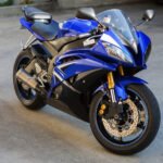 Yamaha Crypton Finn: moto azul vista de tres cuartos delantera en la ciudad