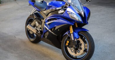 Yamaha Crypton Finn: moto azul vista de tres cuartos delantera en la ciudad