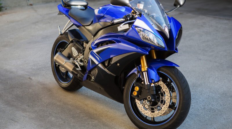 Yamaha Crypton Finn: moto azul vista de tres cuartos delantera en la ciudad