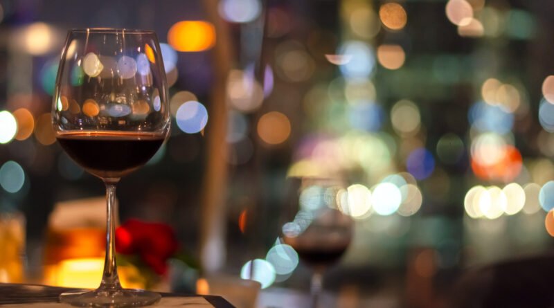 copa de vino con luces de la ciudad de fondo, Zaira Nara